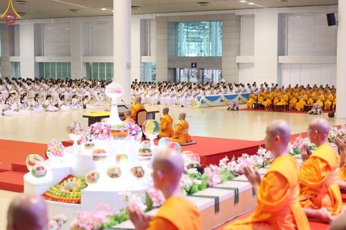 ภาพ No.136710:พิธีตักบาตร พิธีบูชาข้าวพระ ในวันอาทิตย์ต้นเดือนที่ 5 พฤษภาคม พ.ศ. 2567 ณ วัดพระธรรมกาย จ.ปทุมธานี