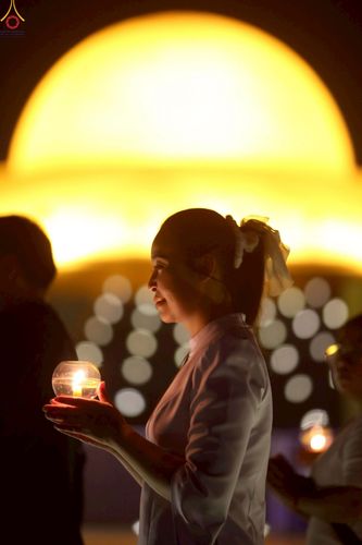 ภาพ No.224108:วันวิสาขบูชา วันอาทิตย์ที่ 11 พฤษภาคม พ.ศ. 2568 พิธีจุดวิสาขประทีป ,  พิธีเวียนประทักษิณรอบพระมหาธรรมกายเจดีย์ , พิธีฉลองชัยสวดมนต์บทธัมมจักกัปปวัตตนสูตร ครบ 7,357,000,000 จบ ณ มหารัตนวิหารคด วัดพระธรรมกาย