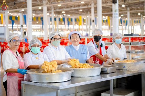 ภาพ No.143540:พิธีตักบาตร ข้าวสารอาหารแห้ง ณ บ้านแก้วเรือนทองคุณยายฯ และ พิธีบูชาข้าวพระ  ณ สภาธรรมกายสากล วัดพระธรรมกาย วันอาทิตย์ที่ 7 กรกฎาคม พ.ศ. 2567