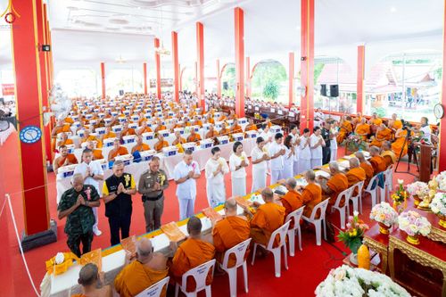 ภาพ No.234527:วันพฤหัสบดีที่ 24 กรกฎาคม พ.ศ. 2568 พิธีถวายสังฆทานแก่คณะสงฆ์ 323 วัด , พิธีมอบกองทุนหนุนแรงใจช่วยครูใต้ , พิธีทำบุญส่วนกุศลแด่ผู้วายชนม์ ในเหตุการณ์ความไม่สงบ 4 จังหวัด ชายแดนภาคใต้ (ปัตตานี , ยะลา , นราธิวาส , สงขลา) ปีที่ 21 ครั้งที่ 179 ณ วัดเวฬุวัน 