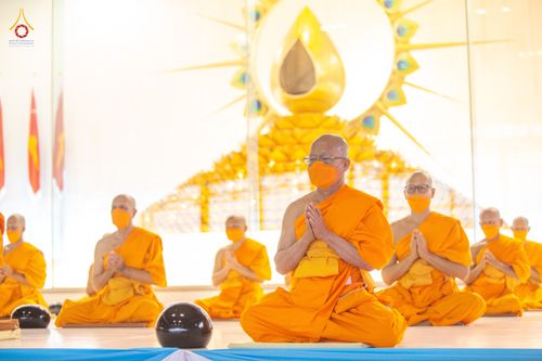 ภาพ No.76816:พิธีตักบาตรข้าวสารอาหารแห้ง  ณ บ้านแก้วเรือนทองคุณยายฯ สภาธรรมกายสากล  วัดพระธรรมกาย จ.ปทุมธานี  ในวันอาทิตย์ต้นเดือนที่ 6 มีนาคม พ.ศ. 2566