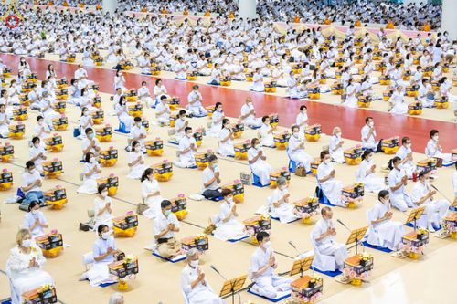 ภาพ No.84444:พิธีถวายผ้าอาบน้ำฝนและประทีปโคมไฟ ในวันอาสาฬหบูชา ณ ห้องแก้วสารพัดนึก 1 วัดพระธรรมกาย วันอังคารที่ 1 สิงหาคม พ.ศ. 2566