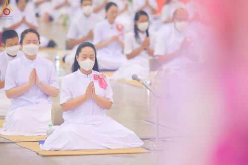 ภาพ No.83624:พิธีวางแผ่นจารึกชื่อและพิธีวางพวงมาลัยสักการะพระประธาน วันอาทิตย์ที่ 16 กรกฎาคม พ.ศ. 2566 ณ รัตนบัลลังก์ สภาธรรมกายสากล วัดพระธรรมกาย