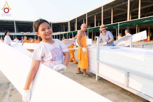 ภาพ No.326498:วันที่ 26 -27 เมษาบน พ.ศ.2569 การเก็บงานแผ่นหน้าโต๊ะที่ลานธรรม งานถวายมหาสังฆทาน 40,000 กว่าวัดทั่วประเทศ ณ ลานธรรม วัดพระธรรมกาย