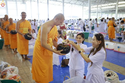 ภาพ No.318218:วันอาทิตย์ต้นเดือนที่ 5 เมษายน พ.ศ.2569 พิธีตักบาตร ณ บ้านแก้วเรือนทองคุณยายอาจารย์ฯ วัดพระธรรมกาย