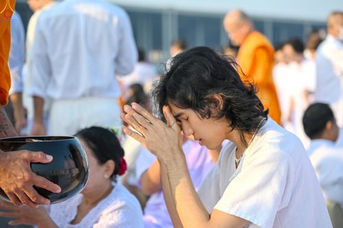 ภาพ No.279879:วันที่ 1 มกราคม พ.ศ.2569 พิธีตักบาตรในวันขึ้นปีใหม่ ณ ลานธรรม วัดพระธรรมกาย