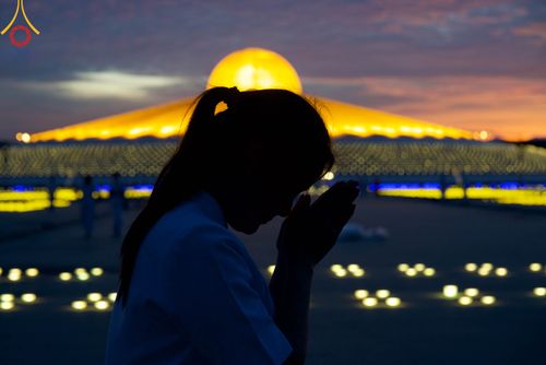 ภาพ No.86466:วันธรรมชัย ปีที่ 55 พิธีทอดผ้าป่ากฐินสมทบครั้งที่1, พิธีเจริญพุทธมนต์ ลูกนิมิตมหาสมบัติฯ พิธีจุดประทีป,พิธีฉลองชัยสวดมนต์บทธัมมจักกัปปวัตนสูตร วันอาทิตย์ที่ 27 สิงหาคม พ.ศ.2566 ณ สภาธรรมกายสากล / มหารัตนวิหารคด วัดพระธรรมกาย