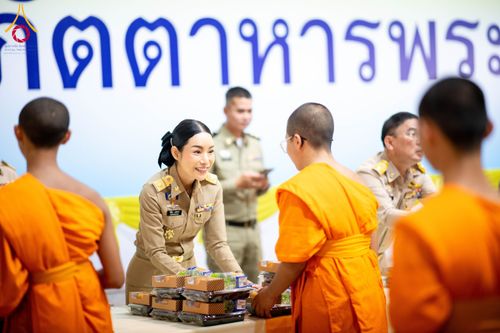 ภาพ No.208805:พระบาทสมเด็จพระเจ้าอยู่หัวทรงพระกรุณาโปรดเกล้าฯ พระราชทานภัตตาหารพระราชทาน แด่พระภิกษุ สามเณร ในการสอบบาลีสนามหลวง ณ วัดพระธรรมกาย วันที่ 22 กุมภาพันธ์ พ.ศ. 2568 ณ วัดพระธรรมกาย อำเภอคลองหลวง จังหวัดปทุมธานี
