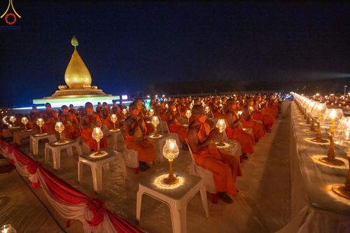 พิธีจุดประทีป 10,000 ดวง น้อมถวายเป็นพุทธบูชา ณ มหารัตนเจดีย์สิริปทุมสวรรค์ (เจดีย์อริยพุทธะ 5 พระองค์) ศูนย์ปฏิบัติธรรมภาคใต้ อ.บางกล่ำ จ.สงขลา  วันที่ 10 มีนาคม พ.ศ. 2567