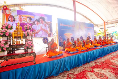 ภาพ No.170755:พิธีทอดกฐิน ณ วัดมงคลพุการาม ปทุมธานี ในโครงการกฐินสามัคคีทั่วไทย 30,000 วัด บูชาธรรม 80 ปี หลวงพ่อธัมมชโย โดยคณะศิษยานุศิษย์วัดพระธรรมกาย วันที่ 27 ตุลาคม พ.ศ. 2567