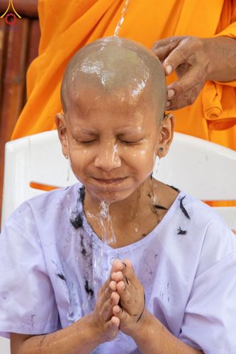 ภาพ No.59142:พิธีปลงผมและแห่นาคธรรมทายาท ในโครงการบรรพชาสามเณร ภาคฤดูร้อน เฉลิมพระเกียรติพระบาทสมเด็จพระเจ้าอยู่หัว เนื่องในโอกาส  พระราชพิธีมหามงคลเฉลิมพระชนมพรรษา 6 รอบ  ปลงผมนาคในวันที่ 21 เมษายน พ.ศ 2567 ณ วัดกลางธนรินทร์ (ธรรมอุทยานบ้านแป้ง)