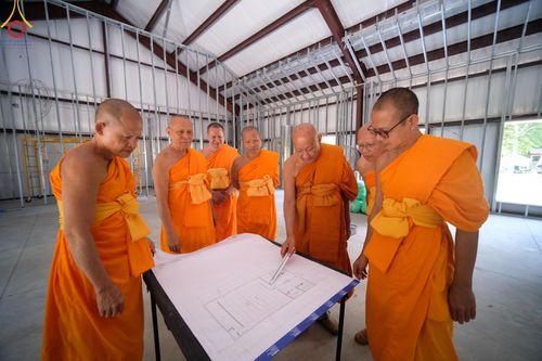 ภาพ No.142944:พิธีเจริญพระพุทธมนต์ โปรยรัตนชาติ เพื่อความเป็นสิริมงคล  ณ พื้นที่ก่อสร้างอาคารปฏิบัติธรรม “แก้วธรรมชัยรัตนอนันต์”  วัดพระธรรมกายเทนเนสซี ประเทศสหรัฐอเมริกา วันอังคารที่ 2 กรกฎาคม พ.ศ. 2567