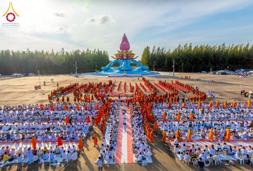ภาพ No.250561:วันพุธที่ 8 ตุลาคม พ.ศ. 2568 พิธีตักบาตรเทโวโรหณะ ณ ลานธรรมปทุมรัตน์ธรรมเจดีย์ พุทธอุทยานนานาชาติ อ.โพนพิสัย จ.หนองคาย
