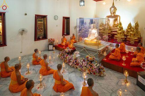 ภาพ No.197168:พิธีจุดประทีปถวายเป็นพุทธบูชา และบูชาธรรมมหาปูชนียาจารย์ ณ วัดโบสถ์(บน) ตำบลบางคูเวียง อำเภอบางกรวย จังหวัดนนทบุรี ในโครงการธรรมยาตรา กตัญญูบูชา มหาปูชนียาจารย์ พระมงคลเทพมุนี(สด จนฺทสโร) พระผู้ปราบมาร อนุสรณ์สถาน 7 แห่ง ปีที่ 13 วันที่ 18 มกราคม พ.ศ. 25