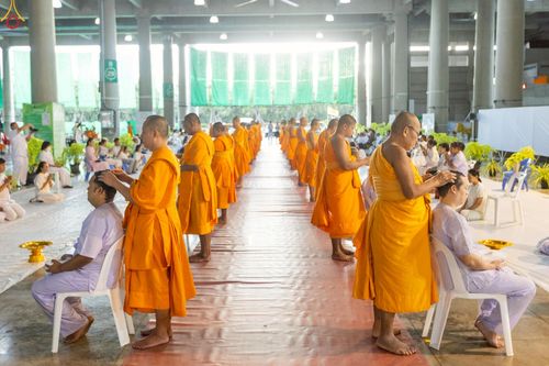 ภาพ No.242976:วันที่ 31 สิงหาคม พ.ศ. 2568 พิธีตัดปอยผมและปลงผม โครงการอุปสมบทหมู่บูชาธรรม ครบรอบ 108 ปี วันครูผู้ค้นพบวิชชาธรรมกาย ณ วัดพระธรรมกาย