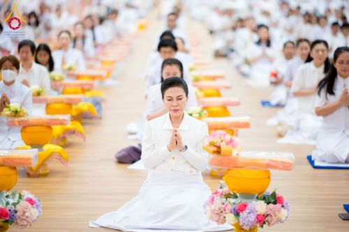 ภาพ No.270624:วันอาทิตย์ที่ 16 พฤศจิกายน พ.ศ. 2568 ถวายกองทุนโครงการอุปสมบทหมู่ 3,000 รูปทั่วไทย  รุ่นบูชาธรรมมหาปูชนียาจารย์ ณ ห้องแก้วสารพัดนึก 2 สภาธรรมกายสากล วัดพระธรรมกาย