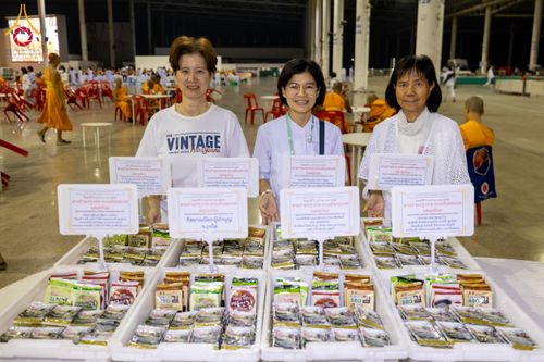 ภาพ No.204310:พิธีถวายภัตตาหารเป็นสังฆทาน แด่พระธรรมยาตรา ณ วัดพระธรรมกาย ตำบลคลองสาม อำเภอคลองหลวง จังหวัดปทุมธานี ในโครงการธรรมยาตรา กตัญญูบูชา มหาปูชนียาจารย์ พระมงคลเทพมุนี(สด จนฺทสโร) พระผู้ปราบมาร อนุสรณ์สถาน 7 แห่ง ปีที่ 13 วันที่ 31 มกราคม พ.ศ. 2568