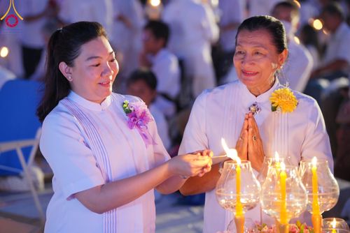 ภาพ No.112192:พิธีจุดประทีปถวายเป็นพุทธบูชา และบูชาธรรมมหาปูชนียาจารย์ พระมงคลเทพมุนี(สด จนฺทสโร) ในโครงการธรรมยาตรา กตัญญูบูชา มหาปูชนียาจารย์ พระมงคลเทพมุนี(สด จนฺทสโร) พระผู้ปราบมาร อนุสรณ์สถาน 7 แห่ง ปีที่ 12 วันที่ 14 มกราคม พ.ศ. 2567 ณ วัดสองพี่น้อง อ.สองพี่น้อง