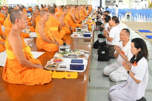 ภาพ No.165800:พิธีถวายภัตตาหารเมนูสวรรค์ วันที่ 26 ตุลาคม พ.ศ. 2567 ณ หอฉันคุณยายอาจารย์ฯ วัดพระธรรมกาย