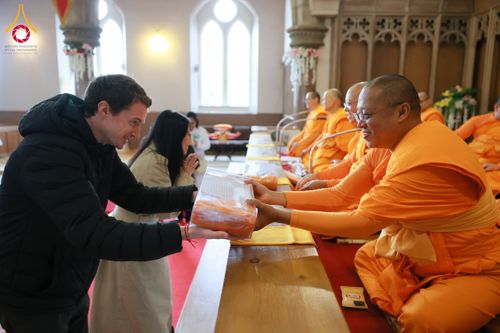 ภาพ No.172190:พิธีทอดกฐิน วัดพระธรรมกายสก็อตแลนด์ บูชาธรรม 80 ปี หลวงพ่อธัมมชโย โดยคณะศิษยานุศิษย์วัดพระธรรมกาย วันที่ 25 ตุลาคม พ.ศ. 2567