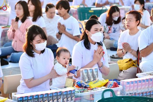 ภาพ No.105266:พิธีตักบาตรฉลองพระบวชใหม่ รุ่นบูชาธรรมมหาปูชนียาจารย์ และต้อนรับศักราชใหม่ วันจันทร์ที่ 1 มกราคม พ.ศ. 2567 ณ ลานธรรมพระมหาธรรมกายเจดีย์ วัดพระธรรมกาย