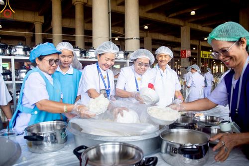 ภาพ No.219425:วันอังคารที่ 22 เมษายน พ.ศ. 2568 พิธีมอบปัจจัยช่วยเหลือครู 4 จังหวัดชายแดนภาคใต้ , พิธีกล่าวคำถวายอุปกรณ์ เพื่อเตรียมการต้อนรับคณะสงฆ์ฯ , พิธีกล่าวคำถวายภัตตาหารเป็นสังฆทาน , คณะสงฆ์ฉันภัตตาหารเพล  เนื่องในวันคุ้มครองโลก พิธีถวายมหาสังฆทานแด่คณะสงฆ์