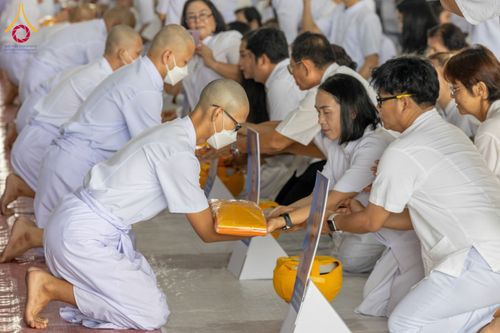ภาพ No.62752:พิธีขอขมามอบผ้าไตร ในโครงการอุปสมบทหมู่ บูชาธรรมหลวงพ่อธัมมชโย พ.ศ.2567  โครงการอุปสมบทหมู่ธรรมทายาท ระดับอุดมศึกษา รุ่นที่51 (ภาคฤดูร้อน) โครงการบวชพระนานาชาติ AEC และ WAB รุ่นผู้บริหาร(รุ่นที่2) ณ ลานธรรม พระมหาธรรมกายเจดีย์ วันที่ 13 เมษายน พ.ศ. 2567