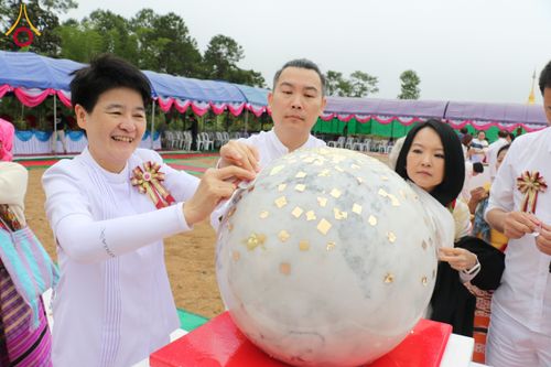 ภาพ No.174119:พิธีวางศิลาฤกษ์มหาสมบัติ โปรยรัตนชาติบ่อมงคลเศรษฐี ติดแผ่นทอง ลูกนิมิต - ช่อฟ้า เพื่อสถาปนาสร้างอุโบสถ บูชาธรรม 80 ปีหลวงพ่อธัมมชโย ณ วัดทุ่งเจริญธรรม อ.อมก๋อย จ.เชียงใหม่ วันที่ 8 พฤศจิกายน พ.ศ. 2567