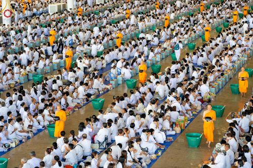 ภาพ No.167513:พิธีตักบาตรและพิธีบูชาข้าวพระ ในวันอาทิตย์ที่ 3 พฤศจิกายน พ.ศ. 2567 ณ วัดพระธรรมกาย