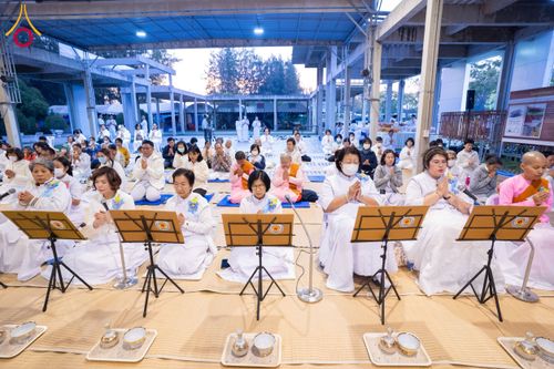 ภาพ No.194924:พิธีถวายภัตตาหารเป็นสังฆทาน แด่พระธรรมยาตรา ณ อนุสรณ์สถานมหาวิหารพระมงคลเทพมุนี (โลตัสแลนด์) อ.สองพี่น้อง จ.สุพรรณบุรี ในโครงการธรรมยาตรา กตัญญูบูชา มหาปูชนียาจารย์ พระมงคลเทพมุนี(สด จนฺทสโร) พระผู้ปราบมาร แห่ง ปีที่ 13 วันที่ 14 มกราคม พ.ศ.2568