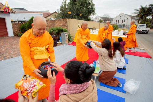 ภาพ No.233020:วันอาทิตย์ 29 มิถุนายน พ.ศ. 2568 กิจกรรมอบรมธรรมทายาทแอฟริกาใต้  ปฏิบัติธรรมสร้างสันติสุขภายใน แสงแห่งพุทธธรรมสู่แผ่นดินแอฟริกาใต้ ณ บริเวณหน้าวัดพระธรรมกายโจฮันเนสเบิร์ก