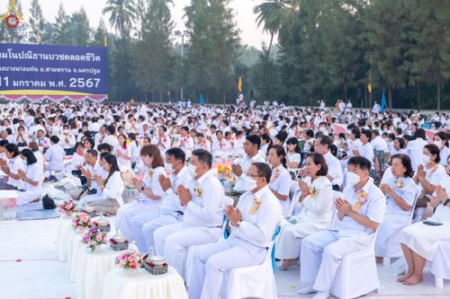ภาพ No.110265:พิธีตักบาตรพระธรรมยาตราฯ ในโครงการธรรมยาตรากตัญญูบูชา มหาปูชนียาจารย์ พระมงคลเทพมุนี(สด จนฺทสโร) พระผู้ปราบมาร ปีที่ 12 ณ อนุสรณ์สถานลำดับที่ 2 สถานที่ตั้งมโนปณิธานบวชตลอดชีวิต อนุสรณ์สถานบางนางแท่น จ.นครปฐม วันที่ 11 มกราคม พ.ศ. 2567
