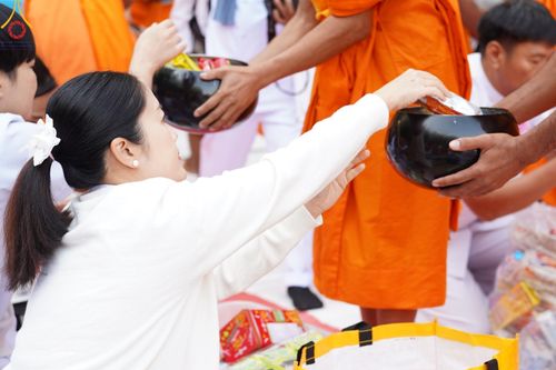 ภาพ No.190242:พิธีตักบาตรพระธรรมยาตรา ณ อนุสรณ์สถานลำดับที่ 1 สถานที่เกิดด้วยรูปกายเนื้อ อนุสรณ์สถานมหาวิหารพระมงคลเทพมุนี (โลตัสแลนด์) อ.สองพี่น้อง จ.สุพรรณบุรี ในโครงการธรรมยาตรา กตัญญูบูชา มหาปูชนียาจารย์ พระมงคลเทพมุนี(สด จนฺทสโร) พระผู้ปราบมาร อนุสรณ์สถาน 7 แห่ง 