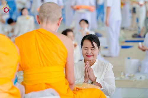 ภาพ No.198083:พิธีถวายภัตตาหารแด่พระภิกษุ สามเณร  บูชาธรรมคุณยายอาจารย์มหารัตนอุบาสิกาจันทร์ ขนนกยูง เนื่องในวาระวันคล้ายวันเกิดครบ 116 ปี วันอาทิตย์ที่ 19 มกราคม พ.ศ. 2568 ณ หอฉันคุณยายอาจารย์ฯ วัดพระธรรมกาย