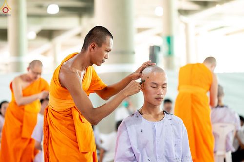 ภาพ No.228538:วันเสาร์ที่ 7 มิถุนายน พ.ศ. 2568 พิธีปลงผมโครงการอุปสมบทหมู่ธรรมทายาท ระดับอุดมศึกษา รุ่นที่ 52 ภาคฤดูฝน ณ วิหารคด 9 วัดพระธรรมกาย