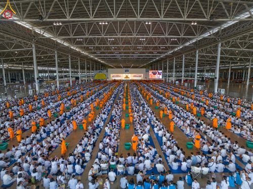 ภาพ No.139086:พิธีตักบาตร , พิธีบูชาข้าวพระ ณ ห้องแก้วสารพัด 1 สภาธรรมกายสากล วัดพระธรรมกาย วันอาทิตย์ต้นเดือนที่ 2 มิถุนายน พ.ศ. 2567