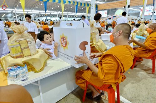 ภาพ No.85384:พิธีถวายมหาสังฆทานคณะสงฆ์ 2000 กว่าวัดทั่วประเทศปีที่ 23, พิธีถวายไทยธรรมคณะสงฆ์ 323 วัด 4 จังหวัดชายแดนภาคใต้, พิธีมอบปัจจัยช่วยเหลือครู 4 จังหวัดชายแดนภาคใต้ ณ สภาธรรมกายสากล วัดพระธรรมกาย ในวันสมาธิโลก อาทิตย์ที่ 6 สิงหาคม พ.ศ. 2566