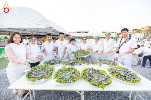 ภาพ No.193616:สาธุชนถวายภัตตาหารเป็นสังฆทาน แด่พระธรรมยาตรา ณ อนุสรณ์สถานคลองบางนางแท่น อ.สามพราน จ.นครปฐม ในโครงการธรรมยาตรา กตัญญูบูชา มหาปูชนียาจารย์ พระมงคลเทพมุนี(สด จนฺทสโร) พระผู้ปราบมาร อนุสรณ์สถาน 7 แห่ง ปีที่ 13 วันที่ 11 มกราคม พ.ศ. 2568