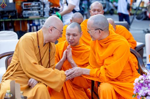 ภาพ No.237360:วันที่ 9-10 สิงหาคม พ.ศ. 2568 การเตรียมงาน เก็บงาน ของเจ้าหน้าที่ทุกสถานะ ในงานมหาสังฆทาน ตักบาตรพระ 10,000 รูป ใจกลางเมืองหาดใหญ่ จ.สงขลา