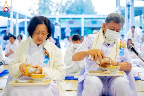 ภาพ No.193739:สาธุชนถวายภัตตาหารเป็นสังฆทาน แด่พระธรรมยาตรา ณ อนุสรณ์สถานมหาวิหารพระมงคลเทพมุนี (โลตัสแลนด์) อ.สองพี่น้อง จ.สุพรรณบุรี ในโครงการธรรมยาตรา กตัญญูบูชา มหาปูชนียาจารย์ พระมงคลเทพมุนี(สด จนฺทสโร) พระผู้ปราบมาร ปีที่ 13 วันที่ 12 มกราคม พ.ศ.2568