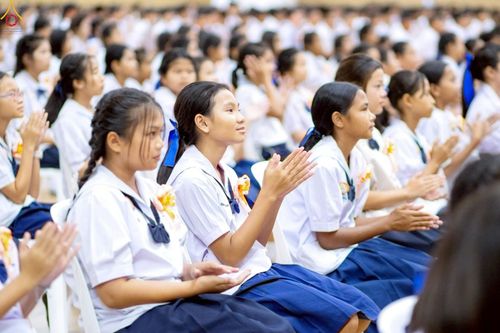 ภาพ No.245938:วันเสาร์ที่ 13 กันยายน พ.ศ. 2568 พิธีมอบผ้าไตรประธานกฐินสัมฤทธิ์เด็กดี V-Star ณ สภาธรรมกายสากล วัดพระธรรมกาย