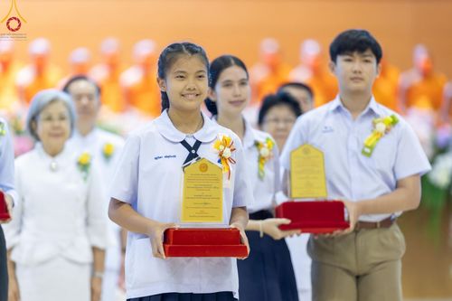 ภาพ No.124660:พิธีมอบโล่วัชรเกียรติยศ โครงการตอบปัญหาศีลธรรมเพื่อสันติภาพโลก (World-PEC) ต่างประเทศ ครั้งที่ 17 ณ ห้องแก้วสารพัดนึก 1 วัดพระธรรมกาย ในวันมาฆบูชา เสาร์ที่ 24 กุมภาพันธ์ พ.ศ. 2567