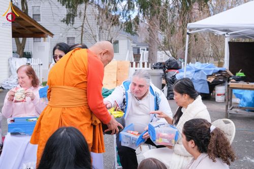 ภาพ No.62399:คณะศิษยานุศิษย์รวมใจสถาปนาและสมโภช ธรรมจักร เพื่ออัญเชิญประดิษฐาน ณ ยอดอุโบสถ 80 ปี หลวงพ่อธัมมชโย วัดพระธรรมกายนิวเจอร์ซี ประเทศสหรัฐอเมริกา  วันอาทิตย์ที่ 7 เมษายน พ.ศ. 2567