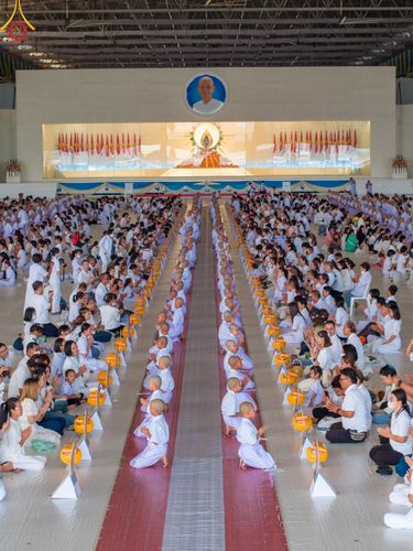 ภาพ No.133928:พิธีขอขมามอบผ้าไตร โครงการบรรพชาสามเณร ศูนย์อบรมวัดพระธรรมกาย ณ วัดพระธรรมกาย วันเสาร์ที่ 6 เมษายน พ.ศ. 2567