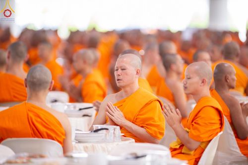 ภาพ No.143203:พิธีถวายภัตตาหารเพื่อเป็นกำลังแห่งการเข้าถึงธรรม ของพระภิกษุสามเณร วัดพระธรรมกาย วันเสาร์ที่ 6 กรกฏาคม พ.ศ. 2567 ณ หอฉันคุณยายอาจารย์ วัดพระธรรมกาย จ.ปทุมธานี