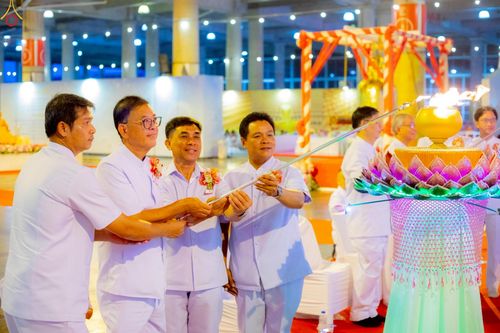 ภาพ No.223983:วันวิสาขบูชา วันอาทิตย์ที่ 11 พฤษภาคม พ.ศ. 2568 พิธีจุดวิสาขประทีป ,  พิธีเวียนประทักษิณรอบพระมหาธรรมกายเจดีย์ , พิธีฉลองชัยสวดมนต์บทธัมมจักกัปปวัตตนสูตร ครบ 7,357,000,000 จบ ณ มหารัตนวิหารคด วัดพระธรรมกาย