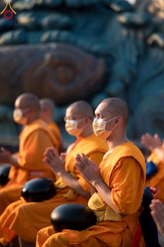 ภาพ No.101840:ตักบาตรพระ 10,000 รูป เติมบุญให้แผ่นดิน เนื่องในโอกาส 192 ปี จังหวัดกาญจนบุรี หนึ่งในโครงการตักบาตรพระ 2,000,000 รูป  77 จังหวัดทุกวัดทั่วไทย วันจันทร์ที่ 11 ธันวาคม พ.ศ. 2566 บริเวณถนนสองแคว (SKY WALK) เมืองกาญจนบุรี