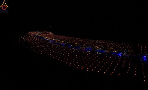 ภาพ No.138661:Photo Story  มหัศจรรย์วัดดงดินแดง Episode 6 พระภิกษุ-สามเณร ในโครงการบรรพชาอุปสมบทหมู่  กว่า 500 รูป และศีลจาริณีกว่า 300 คน ร่วมกันก่อพระเจดีย์ทราย 20,000 องค์ และจุดประทีป  บูชาธรรม 80 ปี หลวงพ่อธมฺมชโย กลางลำน้ำแม่ตื่น