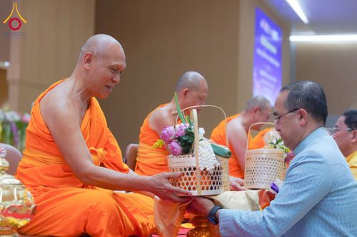 ภาพ No.196067:ผู้ว่าปทุมฯ เปิดงานวันครู ครั้งที่ 69 พ.ศ. 2568 จังหวัดปทุมธานี “เรียนดี มีความสุข : ครูไทยร่วมใจปฏิวัติการศึกษา เด็กฉลาดคิด ฉลาดทำ” ณ วัดพระธรรมกาย - รวมใจระลึกถึงพระคุณบูรพาจารย์ ยกย่องเชิดชูเกียรติผู้ประกอบวิชาชีพทางการศึกษาที่ประกอบคุณงามความดี 