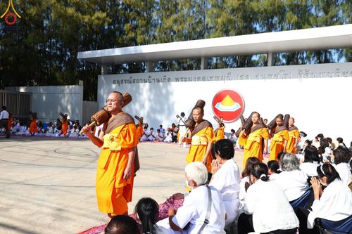 ภาพ No.193279:พิธีต้อนรับพระธรรมยาตรา ณ อนุสรณ์สถาน สถานที่เกิดในเพศสมณะ วัดสองพี่น้อง อำเภอสองพี่น้อง จังหวัดสุพรรณบุรี ในโครงการธรรมยาตรา กตัญญูบูชา มหาปูชนียาจารย์ พระมงคลเทพมุนี(สด จนฺทสโร) พระผู้ปราบมาร อนุสรณ์สถาน 7 แห่ง ปีที่ 13 วันที่ 11 มกราคม พ.ศ. 2568